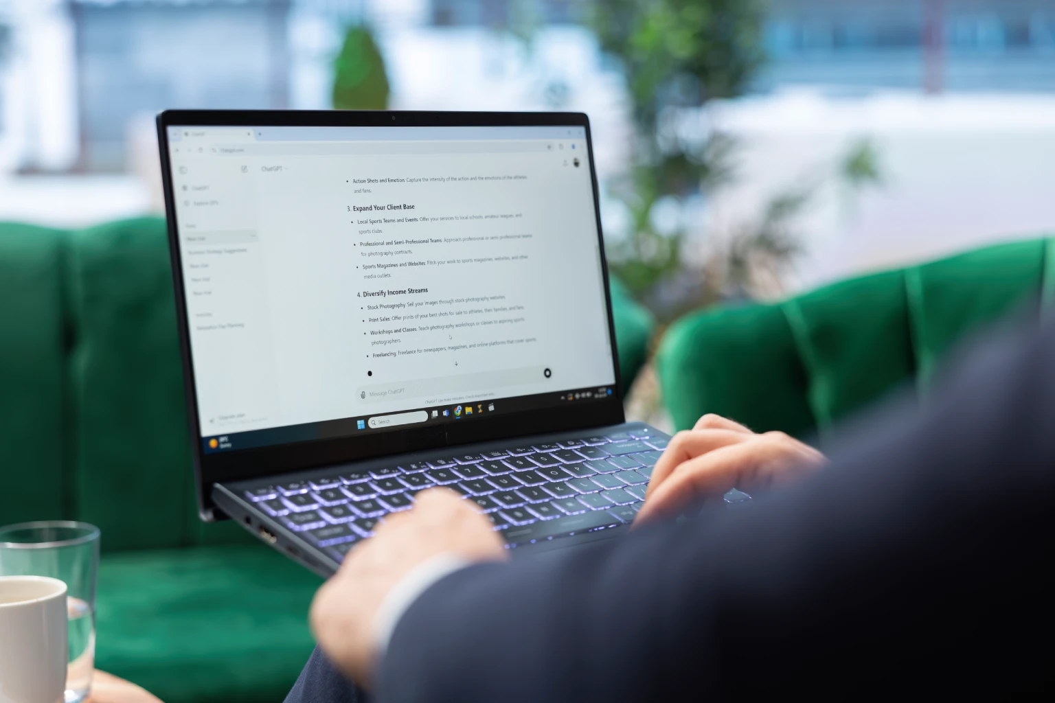 Pessoa digitando em um notebook com a interface do ChatGPT aberta na tela