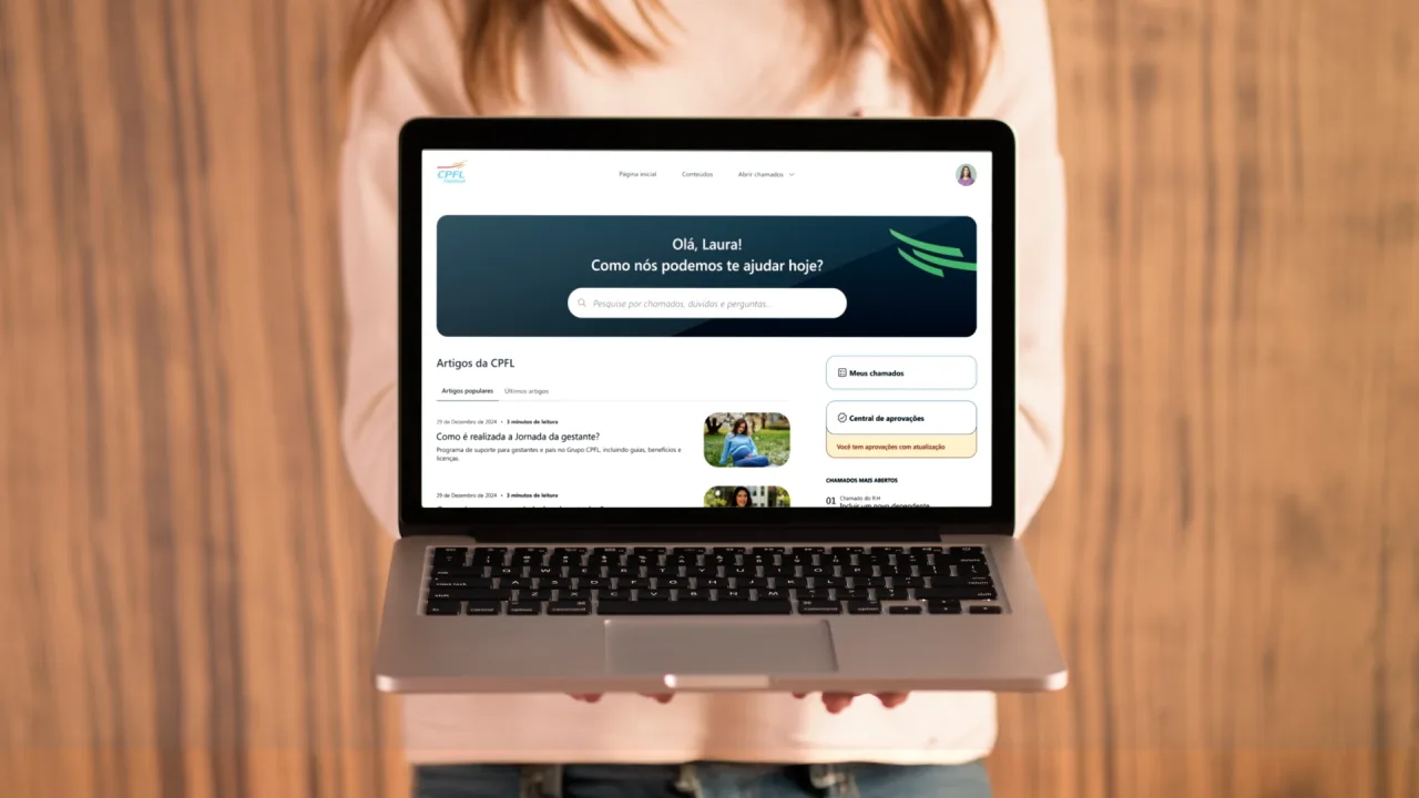 Colaboradora usando o SuperPortal da CPFL Energia em um notebook