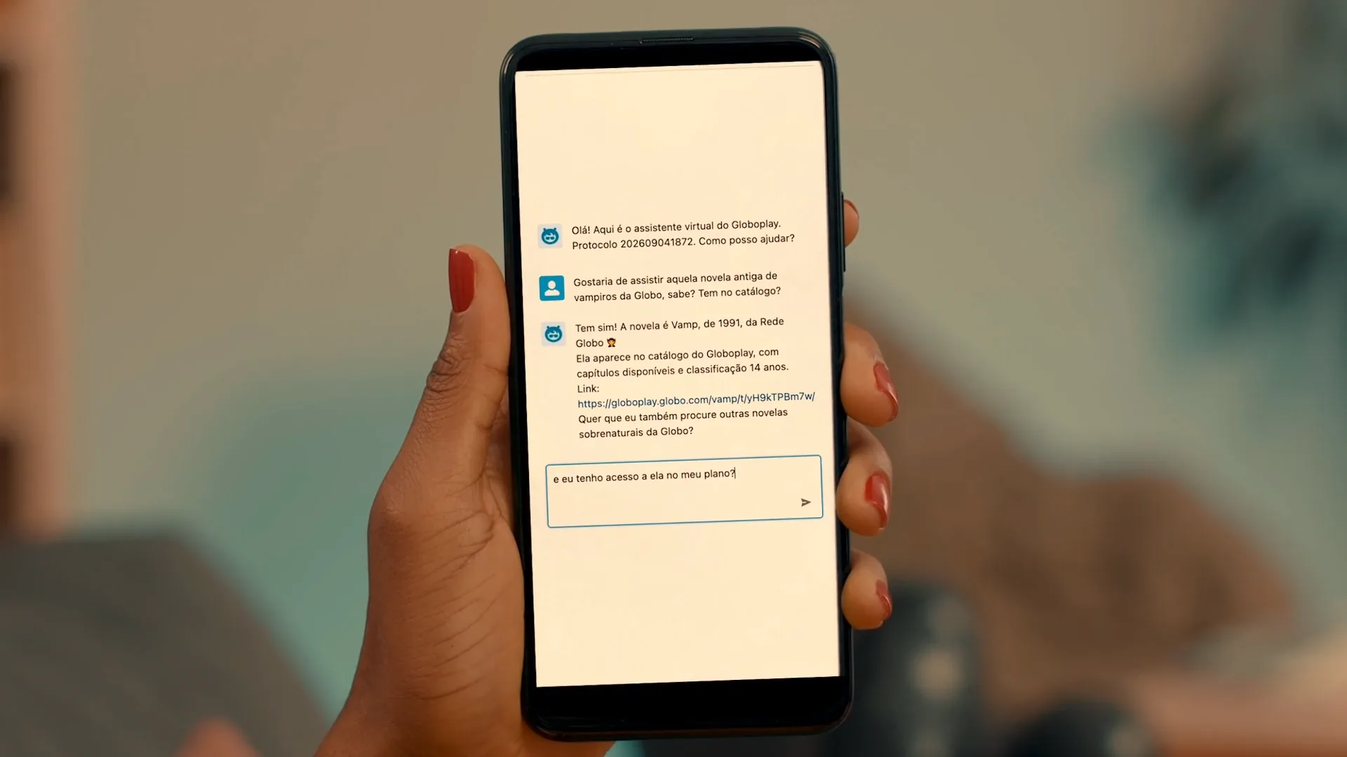 Celular com a conversa entre um cliente e o assistente virtual do Globoplay