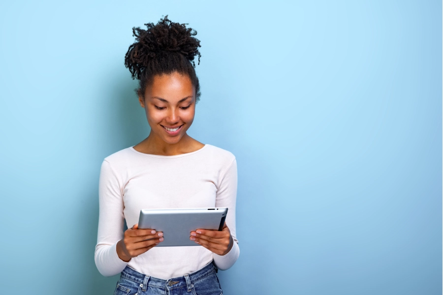 Jovem sorridente usando um tablet