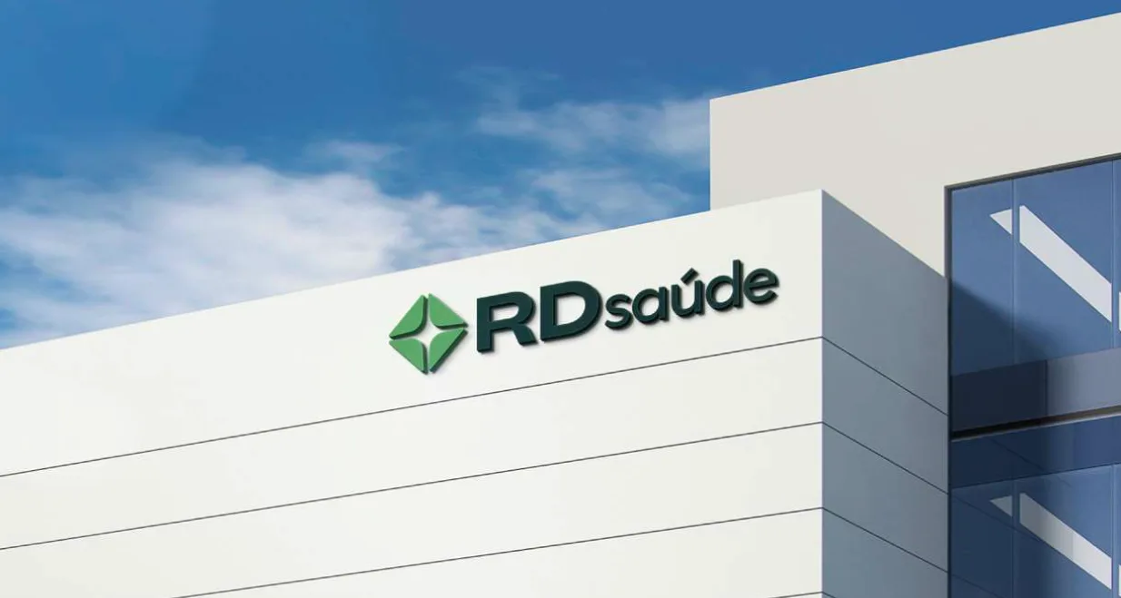Fachada do edifício da RD Saúde com o logotipo da empresa