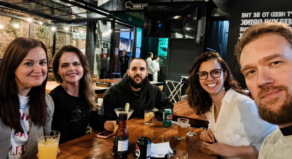 Renata Capucci reunida com colegas de equipe em um bar